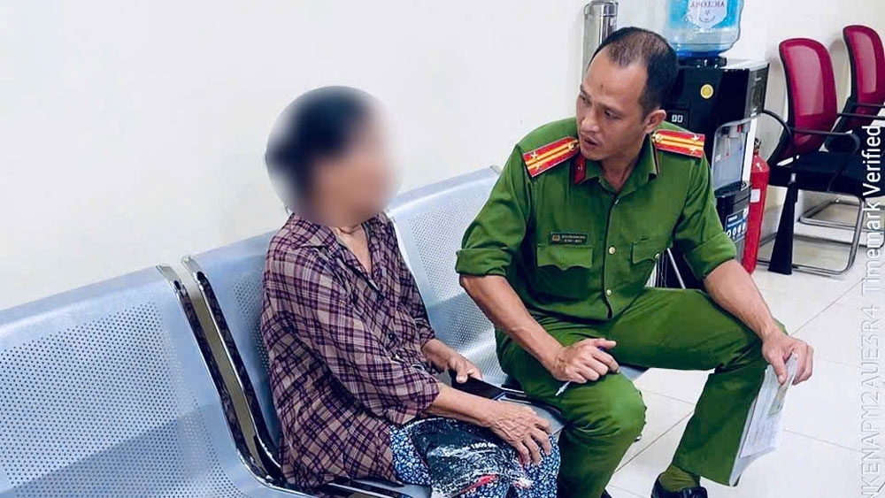 Bà H được cán bộ công an thông tin về hành vi lừa đảo của nhóm đối tượng 