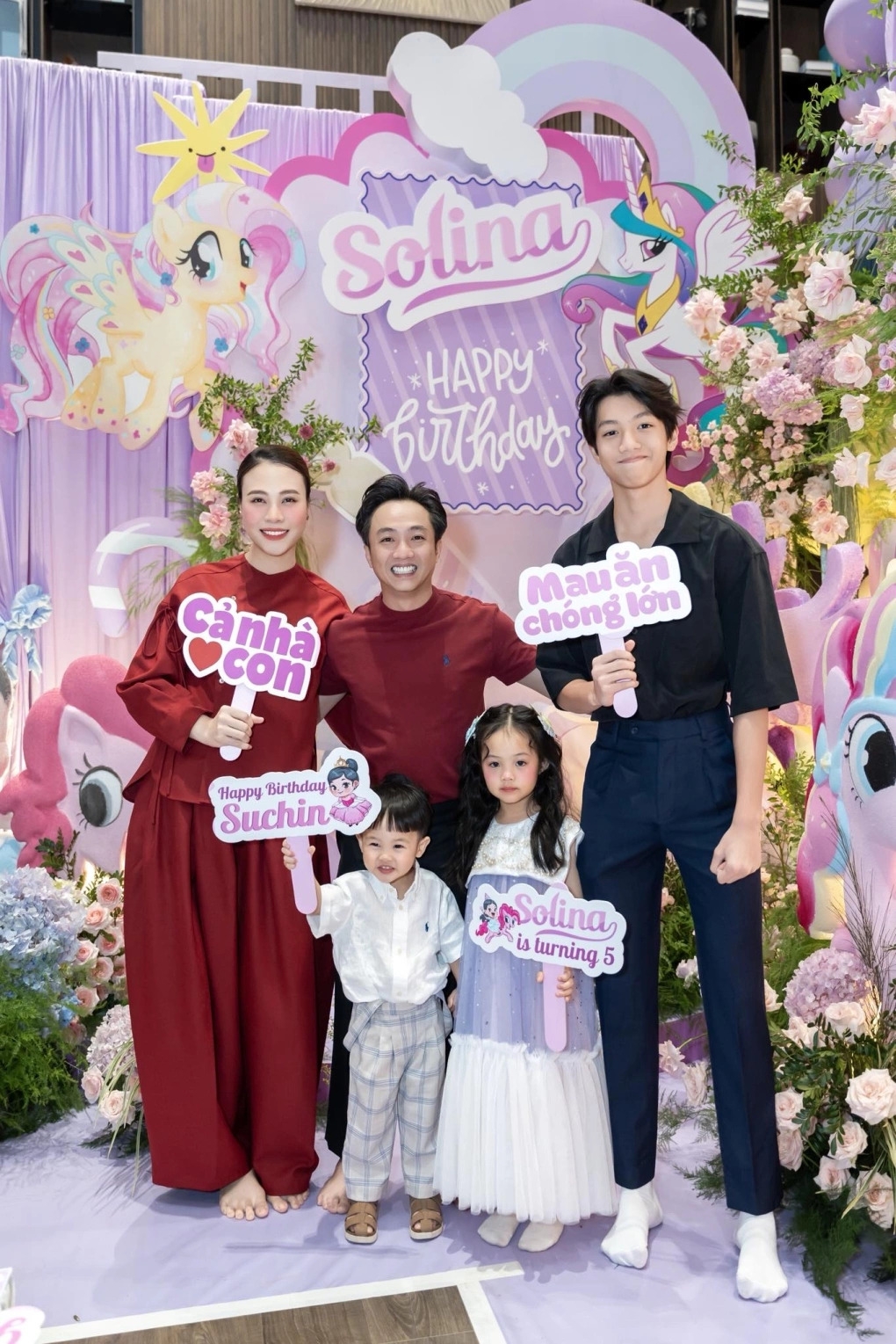 Đứng cạnh bố - Cường Đôla - và mẹ - Đàm Thu Trang - trong tiệc mừng sinh nhật em gái Suchin, Subeo ra dáng thanh niên với chiều cao vượt trội.