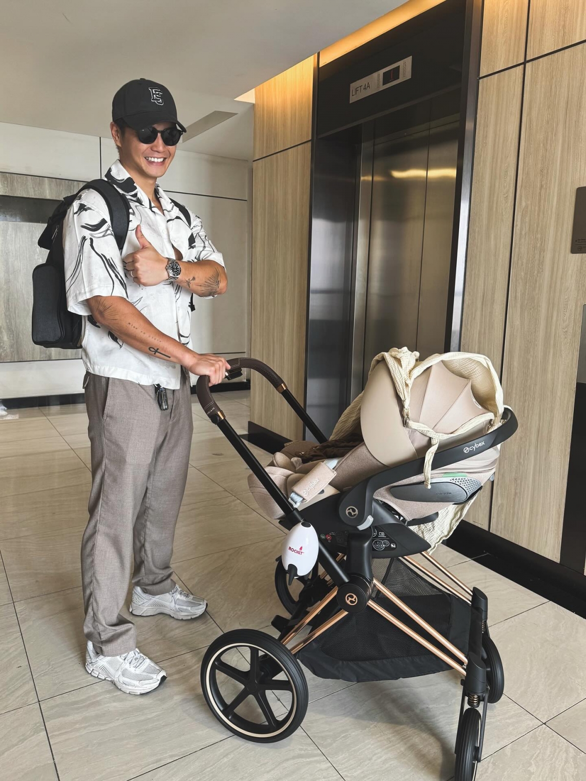 Huy Trần chia sẻ cảm xúc sau khi đón con đầu lòng: “Sống sót qua tuần đầu mất ngủ. Có hơi mệt, hơi xấu tí, nhưng tim thì đầy ắp yêu thương. Lại còn sụt được mấy kí nữa chứ”.