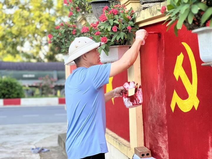 Anh Tâm tỉ mỉ sơn lại những mảng tường