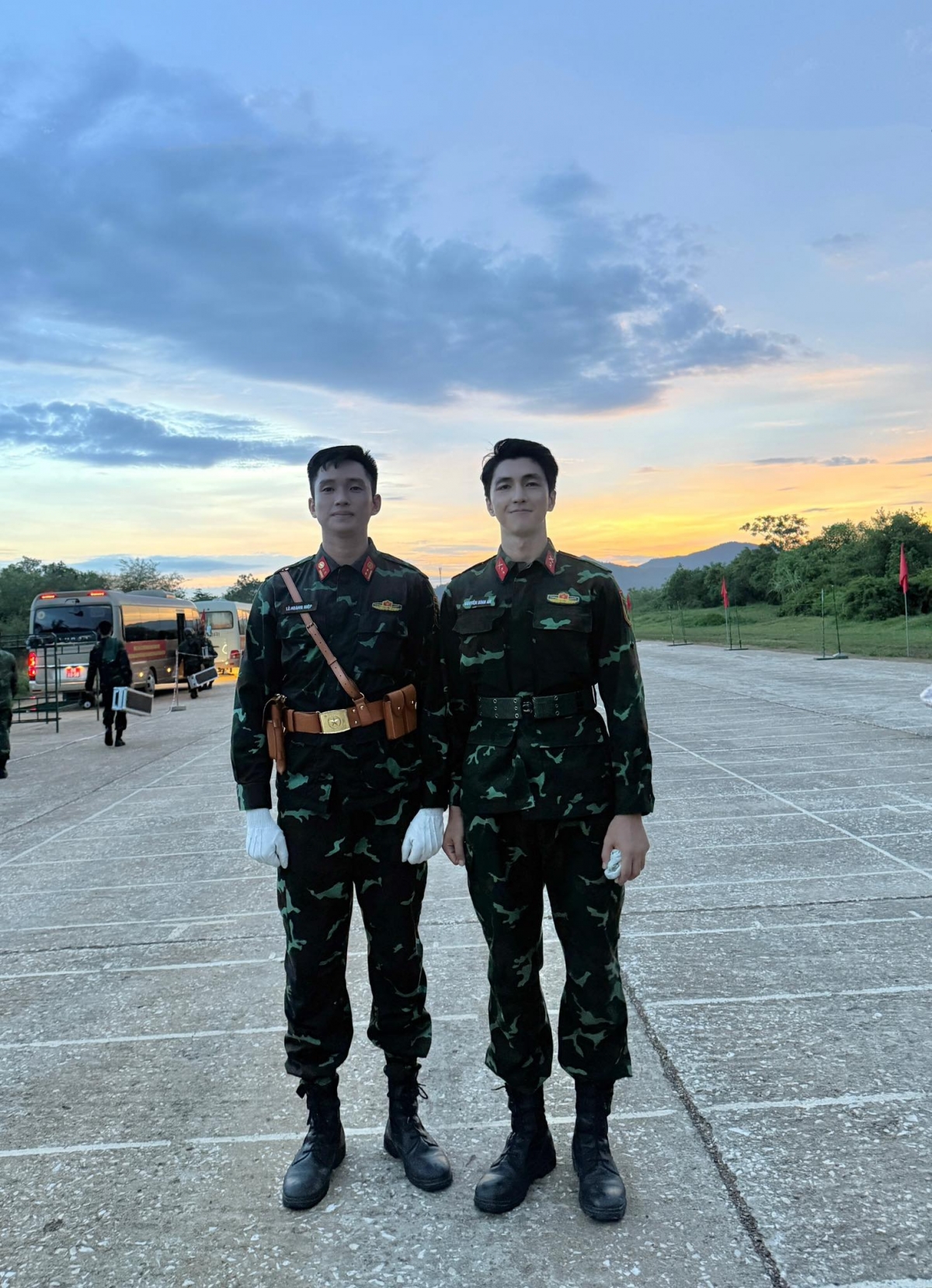 Diễn viên Bình An cho biết được cùng Thượng úy Lê Hoàng Hiệp tham gia tập luyện diễu binh.