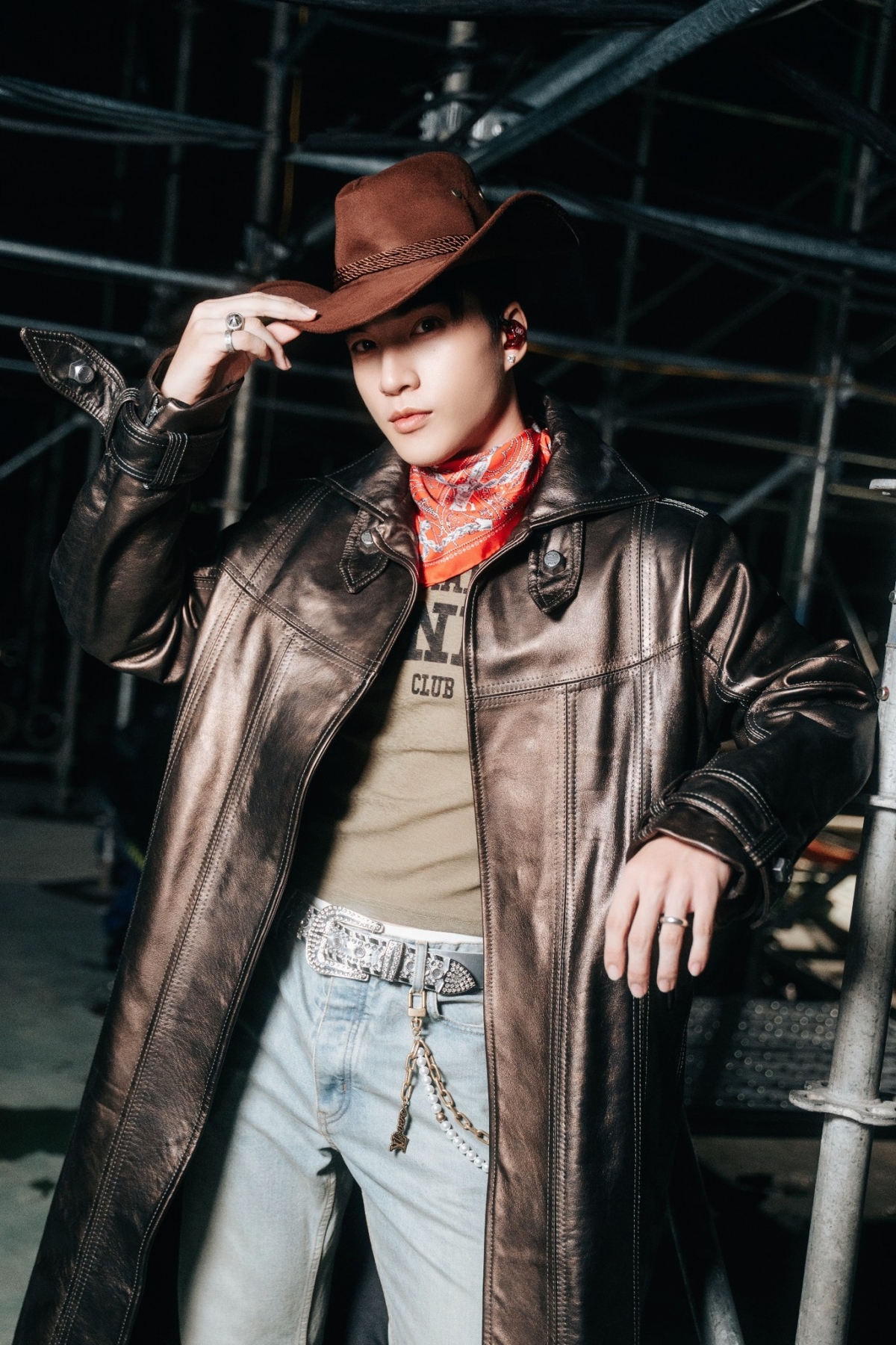 HIEUTHUHAI đăng ảnh hậu trường đi diễn tại chương trình “V Fest – Thanh xuân rực rỡ”.