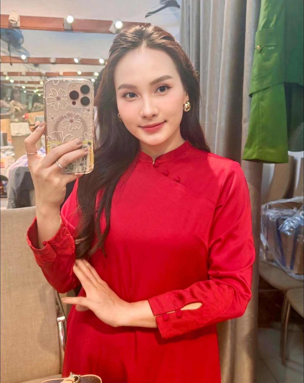 Bảo Thanh viết trên trang cá nhân: "Vô cùng hạnh phúc khi mình đã chính thức lọt top người trẻ có 35t trong năm 2025". Sau đó cô đính chính "35t" là 35 tuổi chứ không phải 35 tỷ. (Nguồn: FBNV)