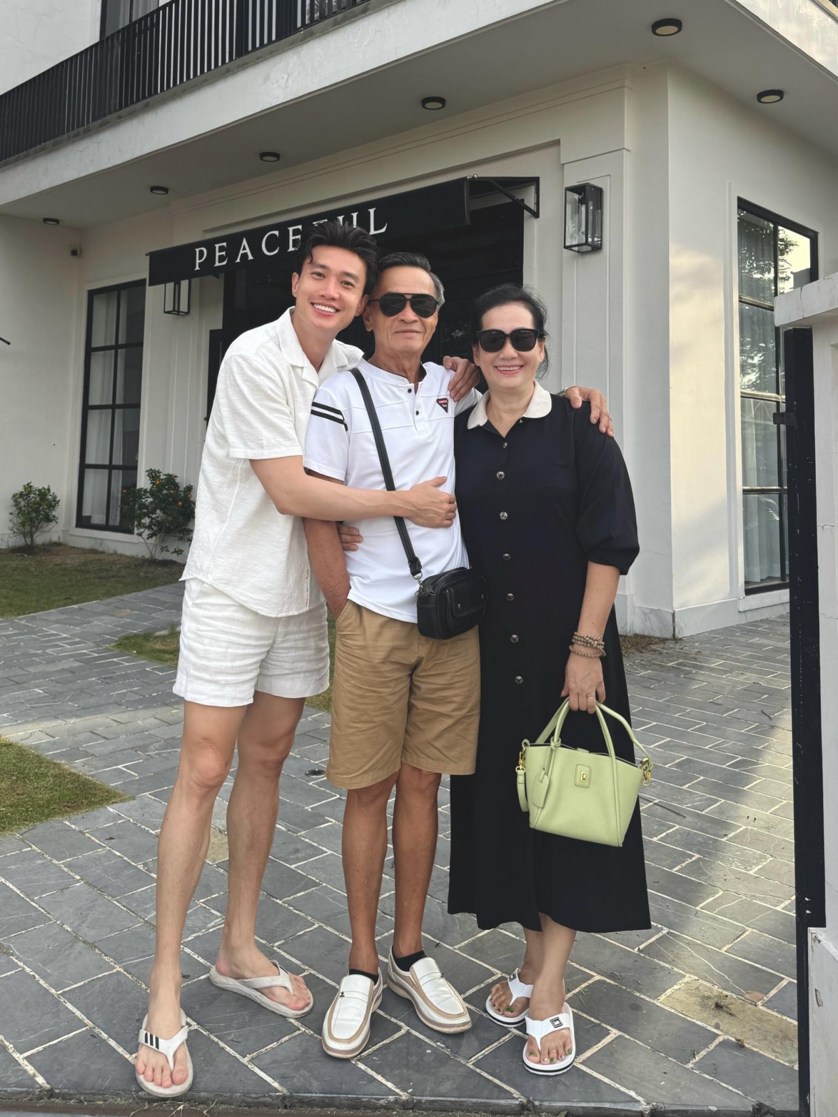 Quốc Trường trong chuyến du lịch cùng ba mẹ.