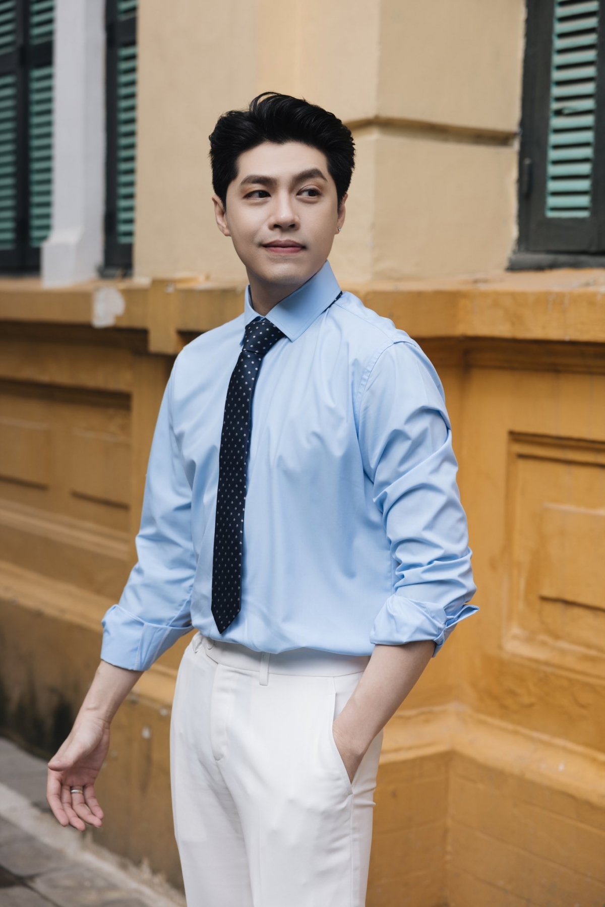 Noo Phước Thịnh bảnh bao khi diện áo sơ mi. Anh hài hước viết: “Giao diện trai văn phòng, hình nộp CV vào công ty như này thì được nhận không mọi người”.