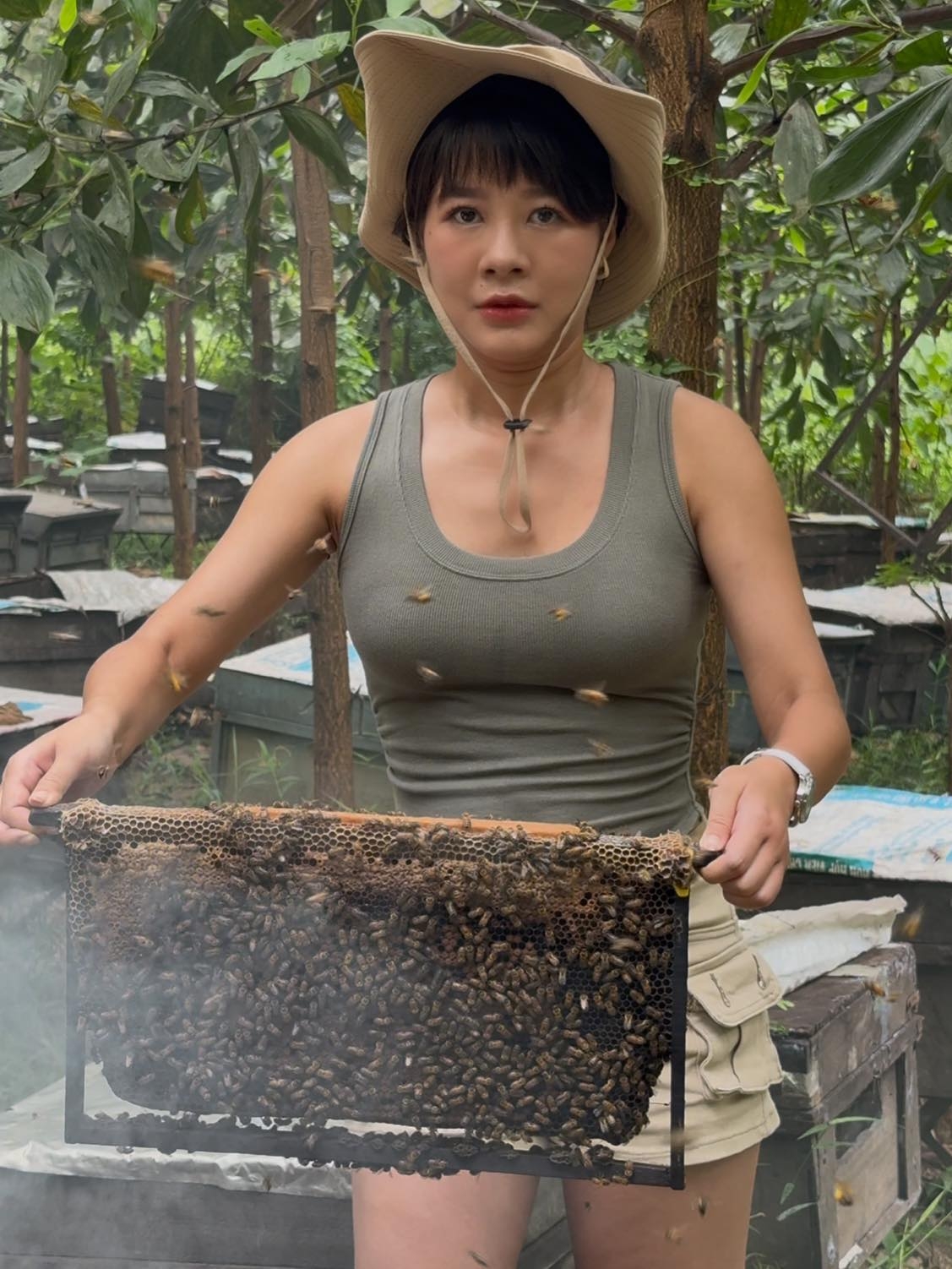 Diễn viên Hoàng Kim Ngọc trải nghiệm nghề nuôi ong.