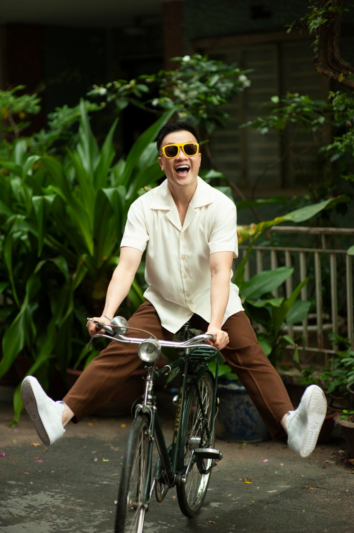 “Khi được khen trẻ đừng vội sướng. Có ai khen mấy đứa 18-20 trẻ bao giờ đâu. Bơ đi mà sống”, Lương Mạnh Hải viết.