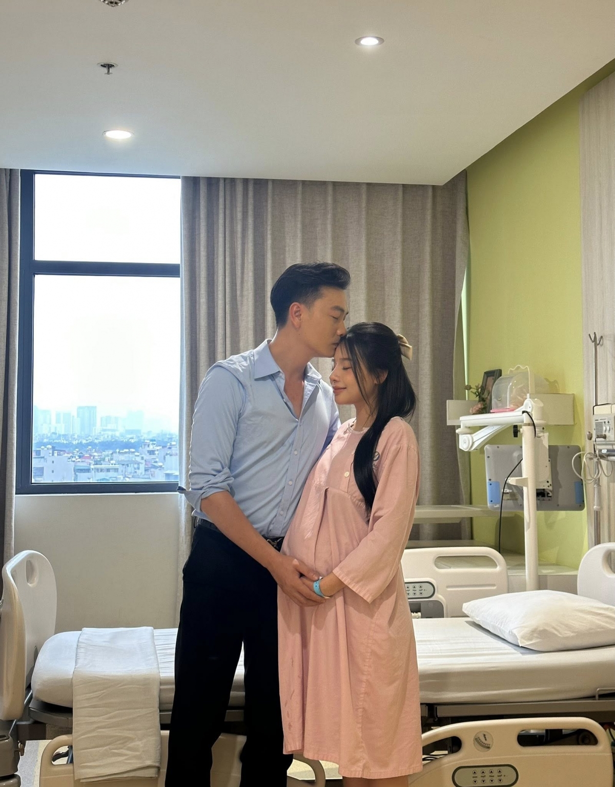 Trọng Lân và bà xã Huyền Trang trước thời khắc đón con đầu lòng