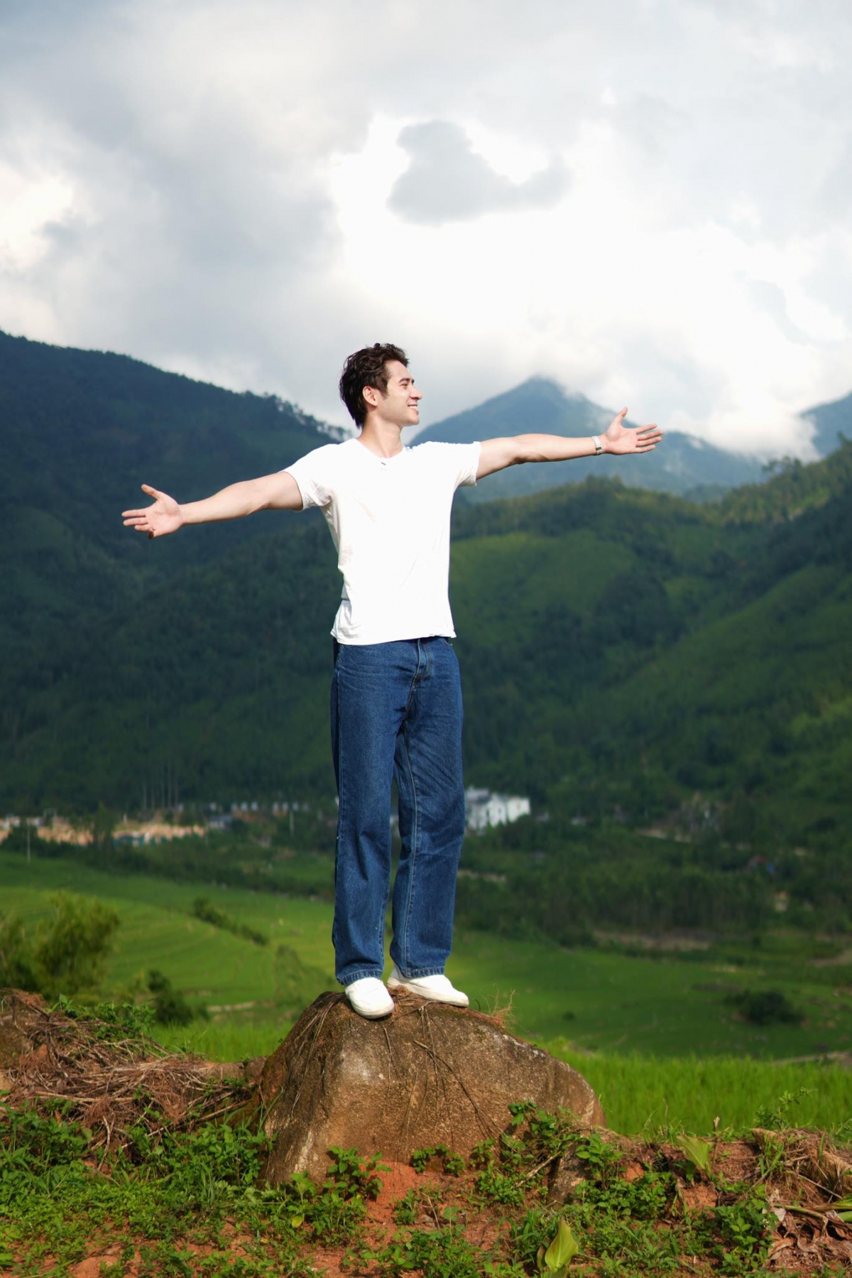 “Việt Nam mình đẹp lắm, cần chi đâu nước ngoài”, Tuấn Ngọc đăng ảnh ở Quảng Ninh.