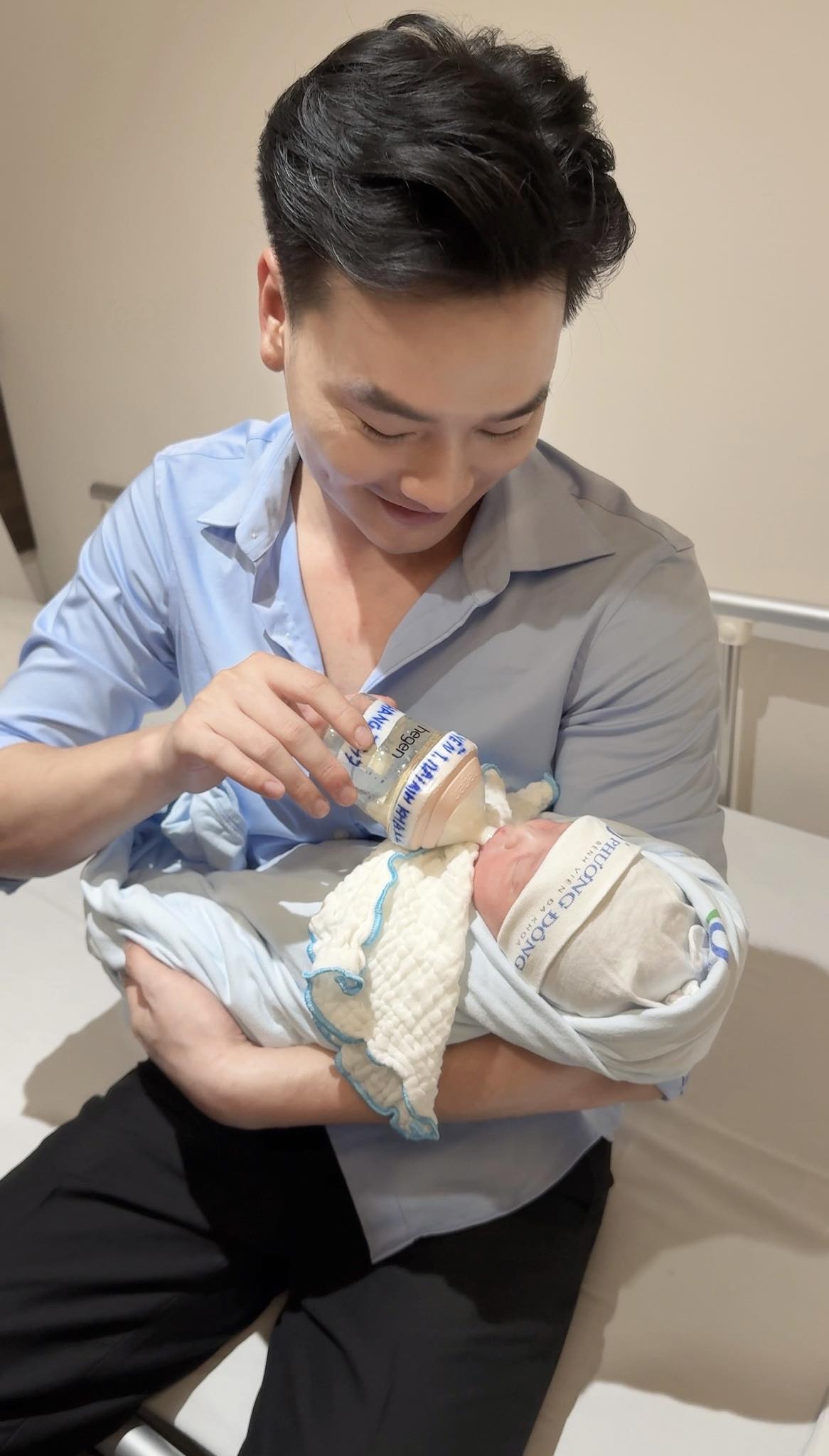 Trọng Lân bên con trai đầu lòng.