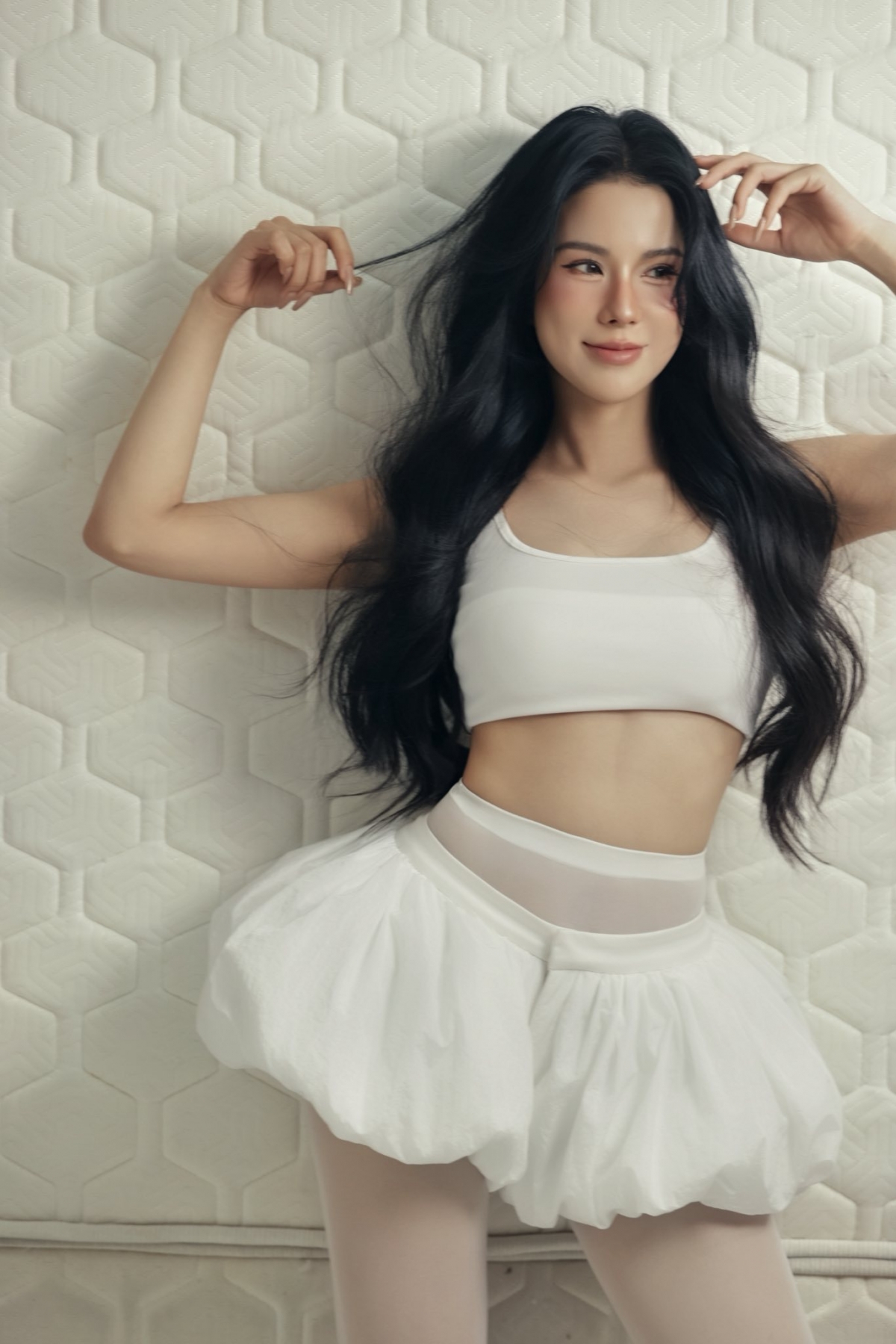 Diệp Lâm Anh khoe vóc dáng gợi cảm. Cô nhận nhiều lời khen về hình thể dù đã trải qua hai lần sinh nở.