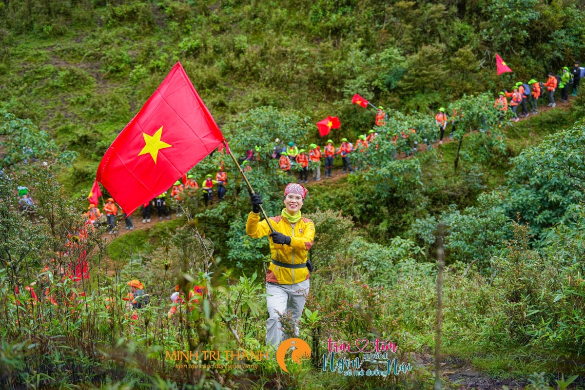 Chuyên gia Nguyễn Thị Lanh cùng đoàn chinh phục Fansipan