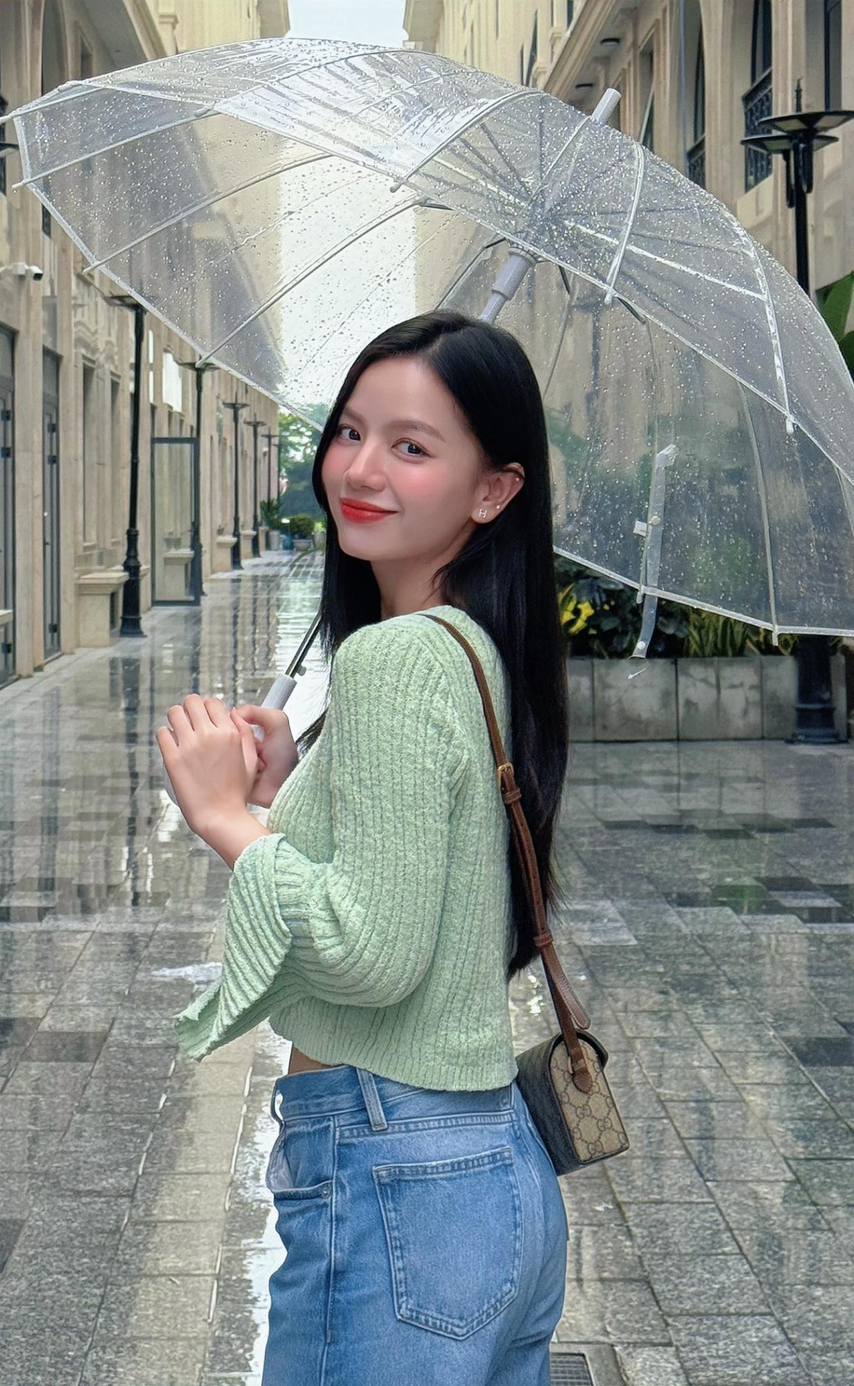 Ngoài đời thực, Hạ Anh được yêu thích bởi vẻ nhẹ nhàng, nữ tính. Phong cách của cô thường được khán giả mô tả như “nàng thơ” với lối trang điểm nhẹ nhàng, thời trang giản dị, tinh tế và ngọt ngào.  