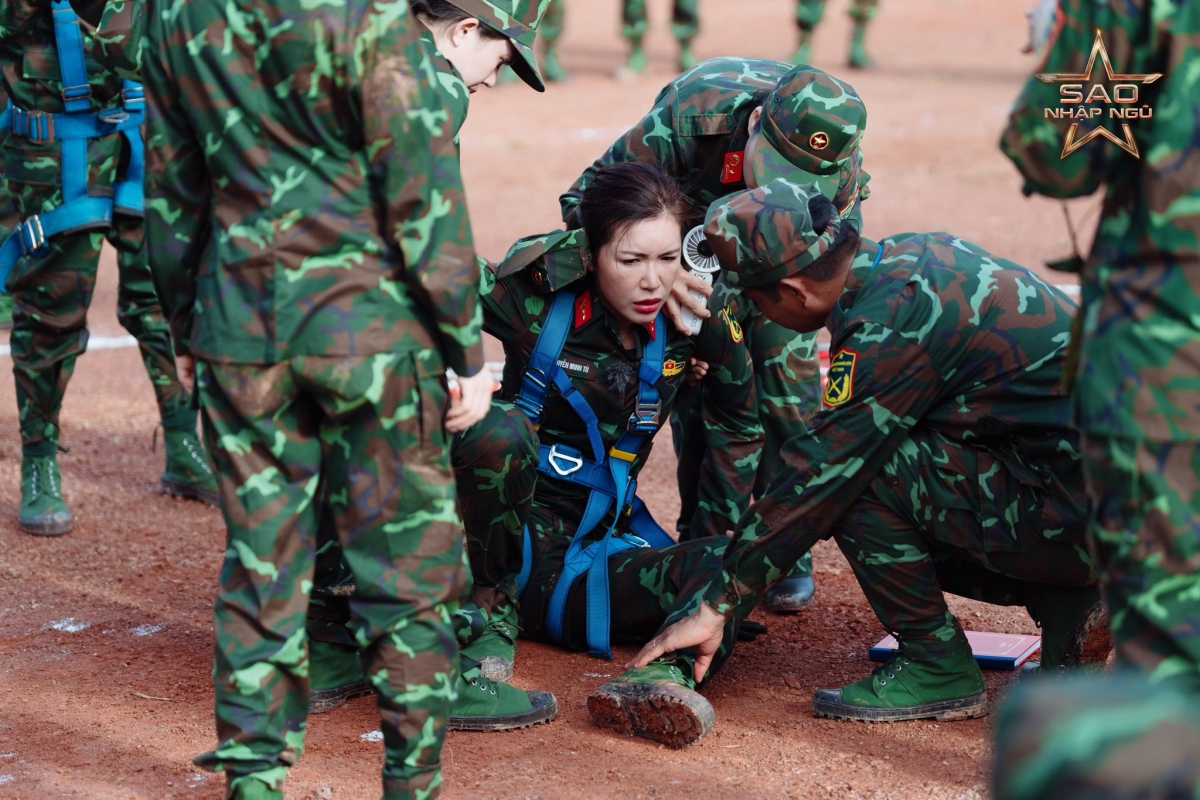 Sau khi thông báo rời chương trình Sao nhập ngũ 2025, siêu mẫu Minh Tú chia sẻ đã bị đứt dây chằng chéo trước, rách sụn chêm và dập xương, buộc phải phẫu thuật. “Đọc từng dòng kết quả, tim mình nặng trĩu. Tiếc nuối vì những điều, những kế hoạch sắp tới còn dang dở, lo lắng cho chặng đường hồi phục phía trước”, Minh Tú viết.