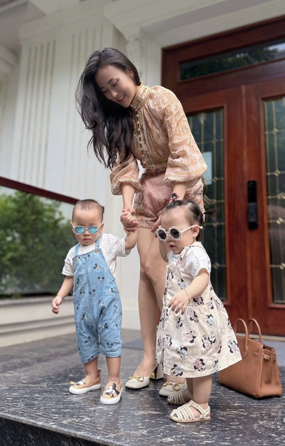 Diễn viên Phương Oanh đưa hai con song sinh đi chơi dịp cuối tuần. Cộng đồng mạng bình luận hai em bé càng lớn càng dễ thương.