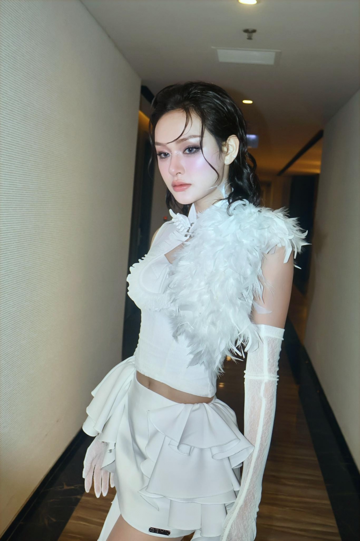 Trong một chương trình, Hiền Hồ nhắc lại những sai lầm trước đây của cô. Nữ ca sĩ bất ngờ quỳ gối xuống sân khấu và nói cảm ơn khán giả.