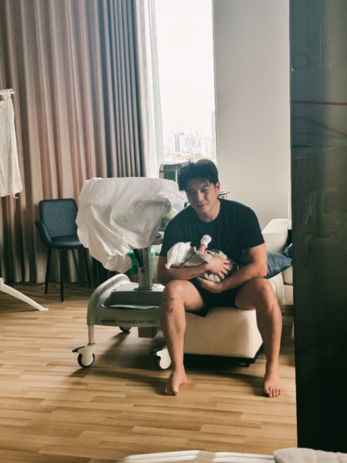 Huy Trần "đầu bù tóc rối" khi chăm con. (Ảnh: FBNV)