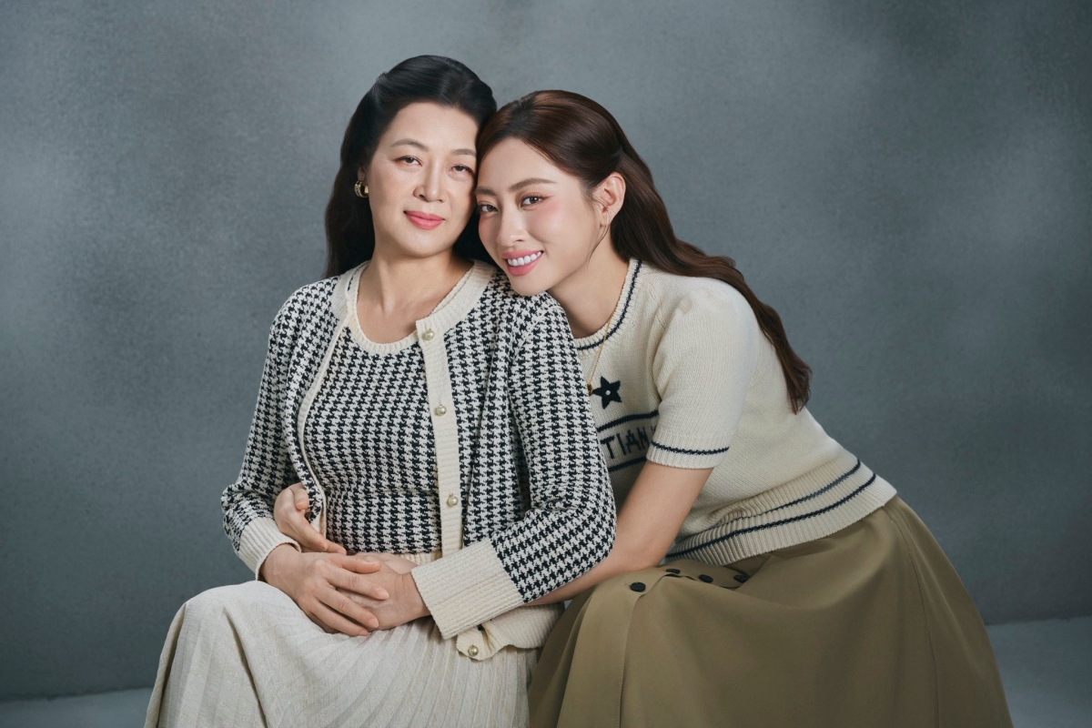 Nhân dịp sinh nhật tuổi 25, Hoa hậu Lương Thùy Linh thực hiện một bộ ảnh đặc biệt bên mẹ. Người đẹp bày tỏ: “Càng lớn, con mới nhận ra, niềm vui không còn là những món quà to lớn, mà là mỗi sáng thức dậy biết ba mẹ vẫn khỏe mạnh. Là mỗi lần gọi điện về, vẫn nghe giọng nói ấm áp ấy. Chỉ vậy thôi, đã đủ để con tiếp tục cố gắng. Bộ ảnh này không để ‘kỷ niệm sinh nhật’, mà để lưu giữ một khoảnh khắc mà con tin là đẹp đẽ và quý giá nhất đời mình”.