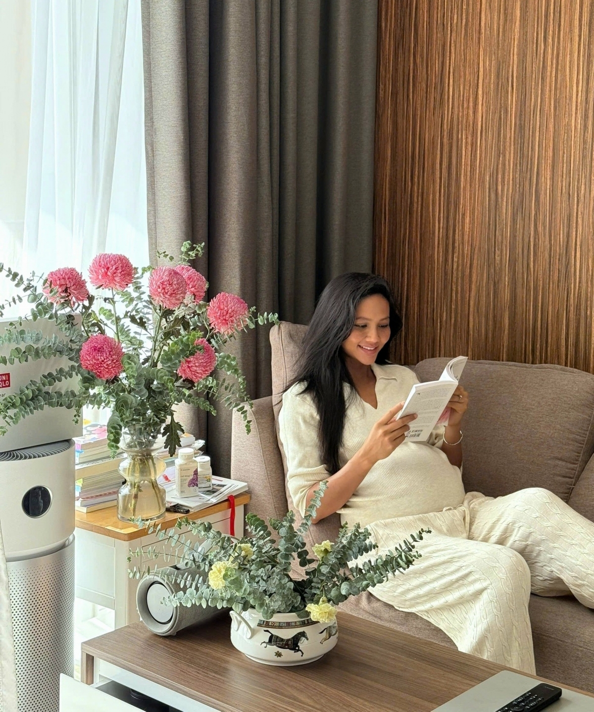 Hoa hậu H'Hen Niê chia sẻ thói quen đọc sách mỗi ngày: “Hen có thói quen nhâm nhi niềm vui mỗi ngày qua những trang sách. Đôi khi, Hen không tìm thấy bản thân mình trong những câu chuyện ấy, nhưng thật tuyệt vời, chúng lại cho Hen câu trả lời về con đường phía trước”.