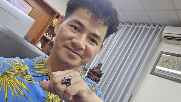 NSND Xuân Bắc xúc động vì con trai tặng nhẫn có hình thù độc đáo sau chuyến du lịch tự túc đầu tiên nhưng cho biết khi đi họp toàn phải tháo ra vì bất tiện. Anh hài hước chia sẻ: "Chả biết có gấu không nhưng em đeo vừa khít mỗi tội khi đi họp toàn phải tháo ra, phiền ghê các bác ạ". (Nguồn: FBNV)