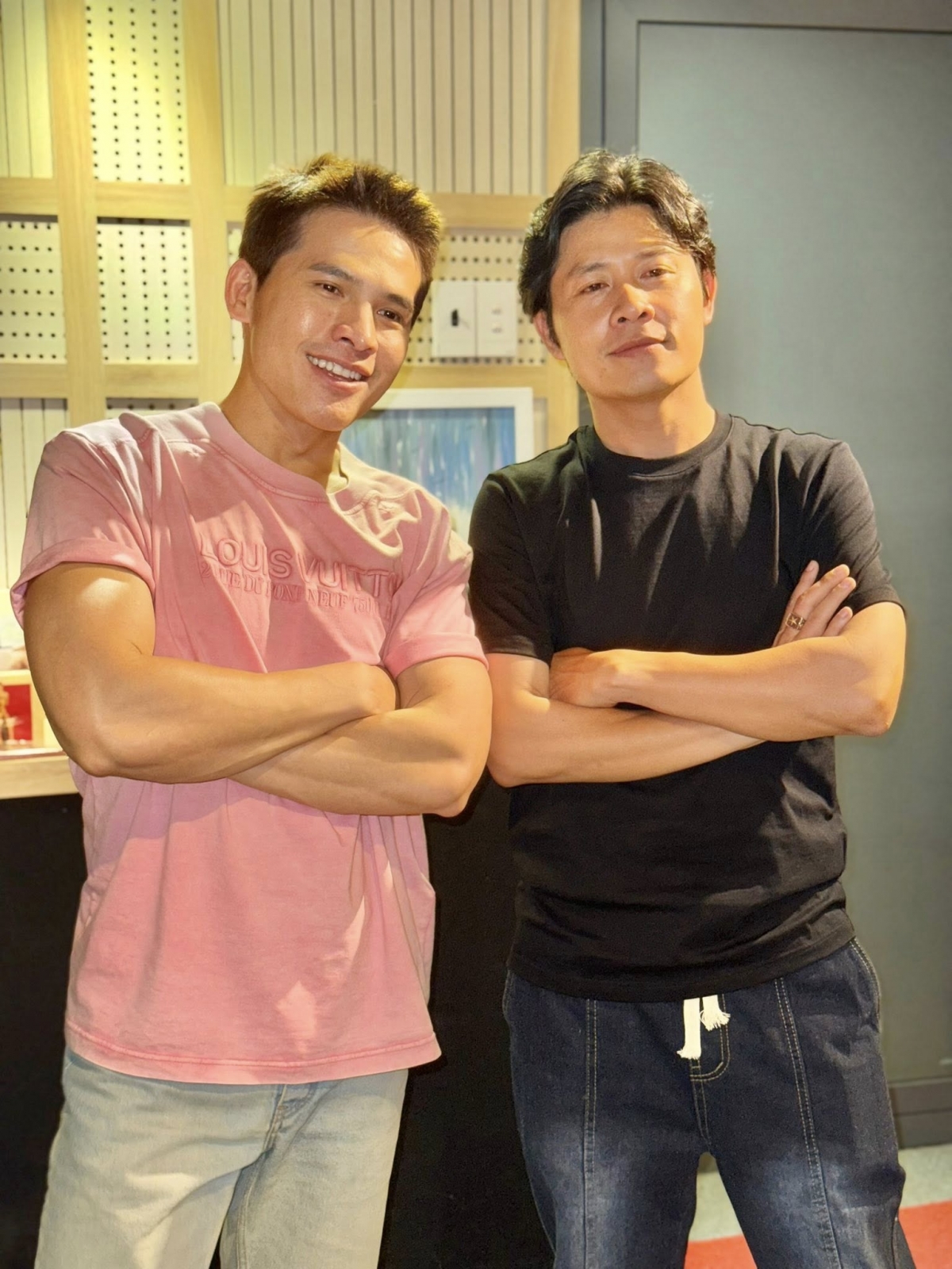 Nhạc sĩ Nguyễn Văn Chung chia sẻ: “Quốc Thiên mời mình song ca và đóng MV vì nhận thấy có độ tương đồng về chất giọng, cơ bắp và tuổi tác”.