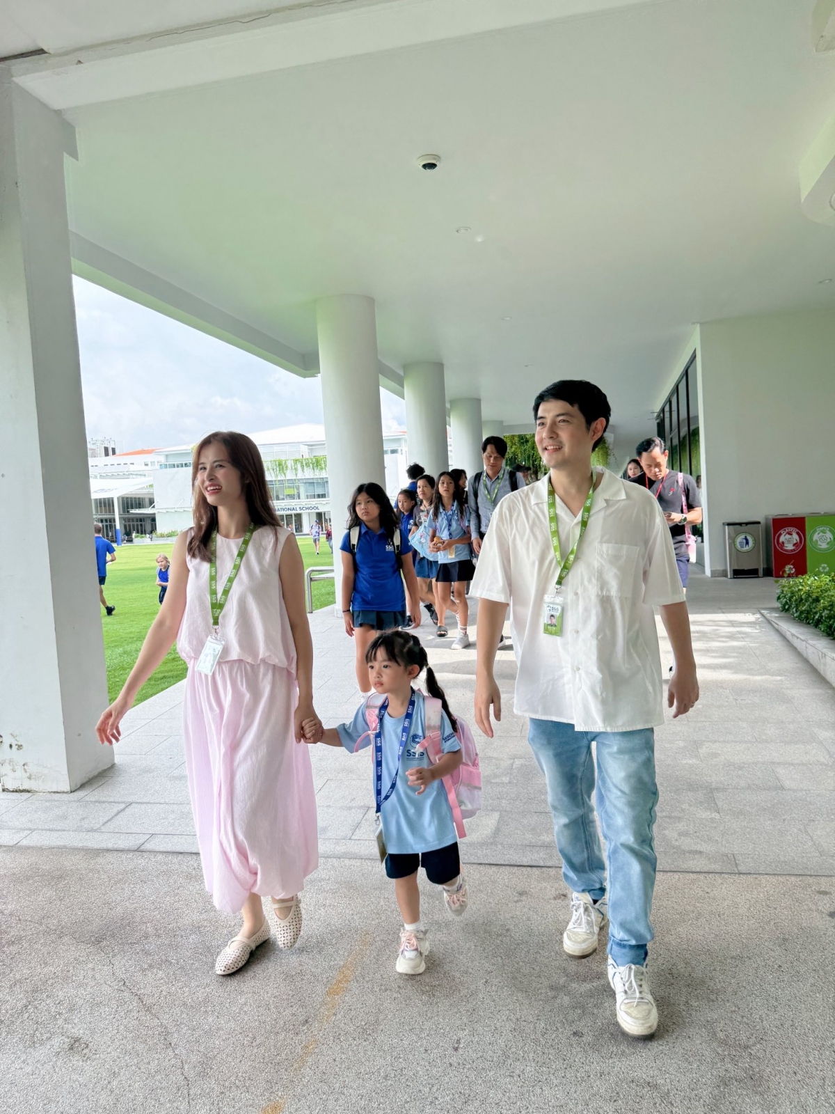 Vợ chồng Đông Nhi - Ông Cao Thắng đưa con gái Winnie đi học ngày đầu tiên tại ngôi trường mới.