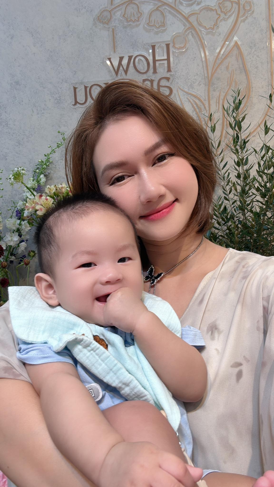 Diễn viên Hương Giang chia sẻ ảnh chụp cùng con trai: “Vừa mới đẻ nó mà nửa năm trôi qua cái vèo, em đã gần 9kg, còn thân hình của mẹ vẫn y nguyên như lúc từ viện về”.