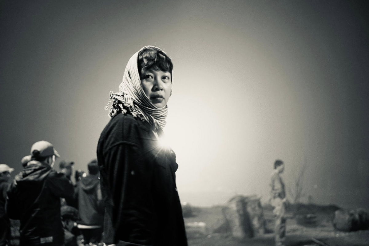 Đạo diễn Đặng Thái Huyền trên phim trường "Mưa đỏ"