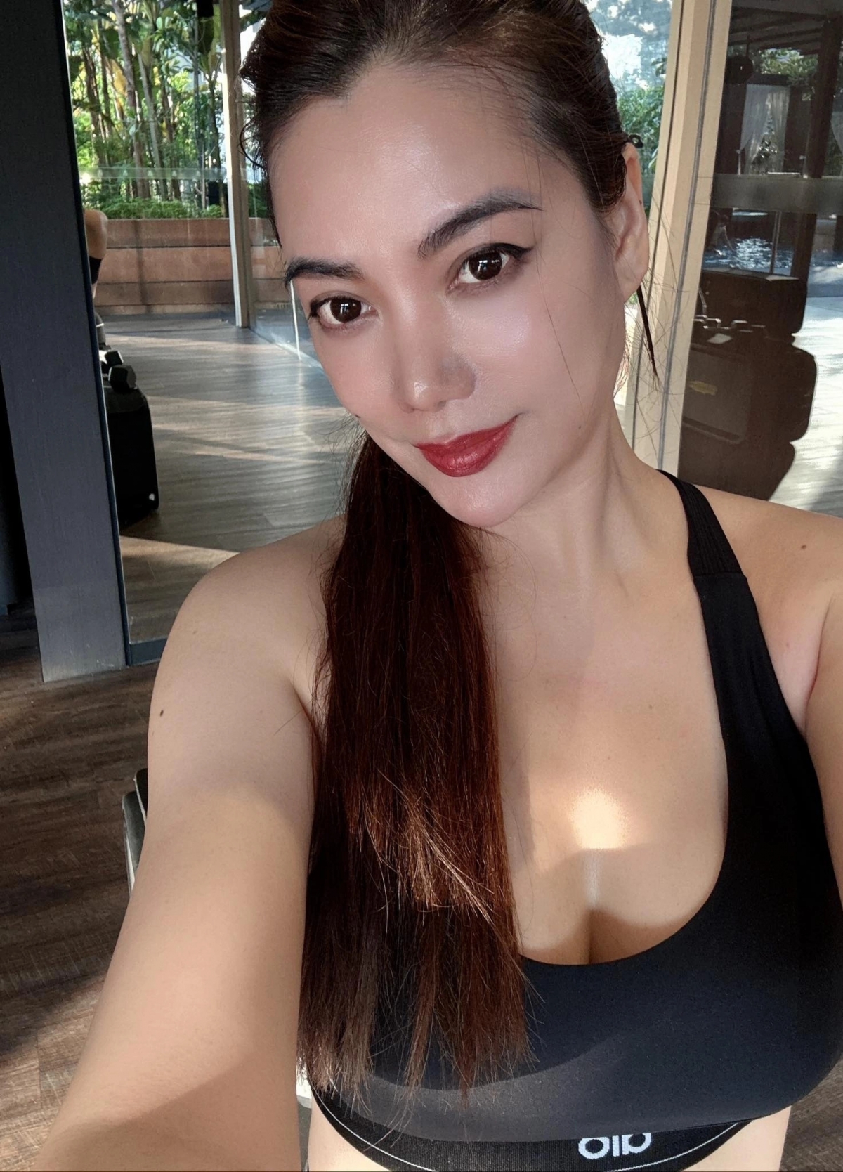 Trương Ngọc Ánh khoe vòng một đầy đặn trong trang phục tập gym. Cô nói đã kiệt sức sau vài hiệp tập nên quyết định nghỉ ngơi, nuông chiều bản thân.