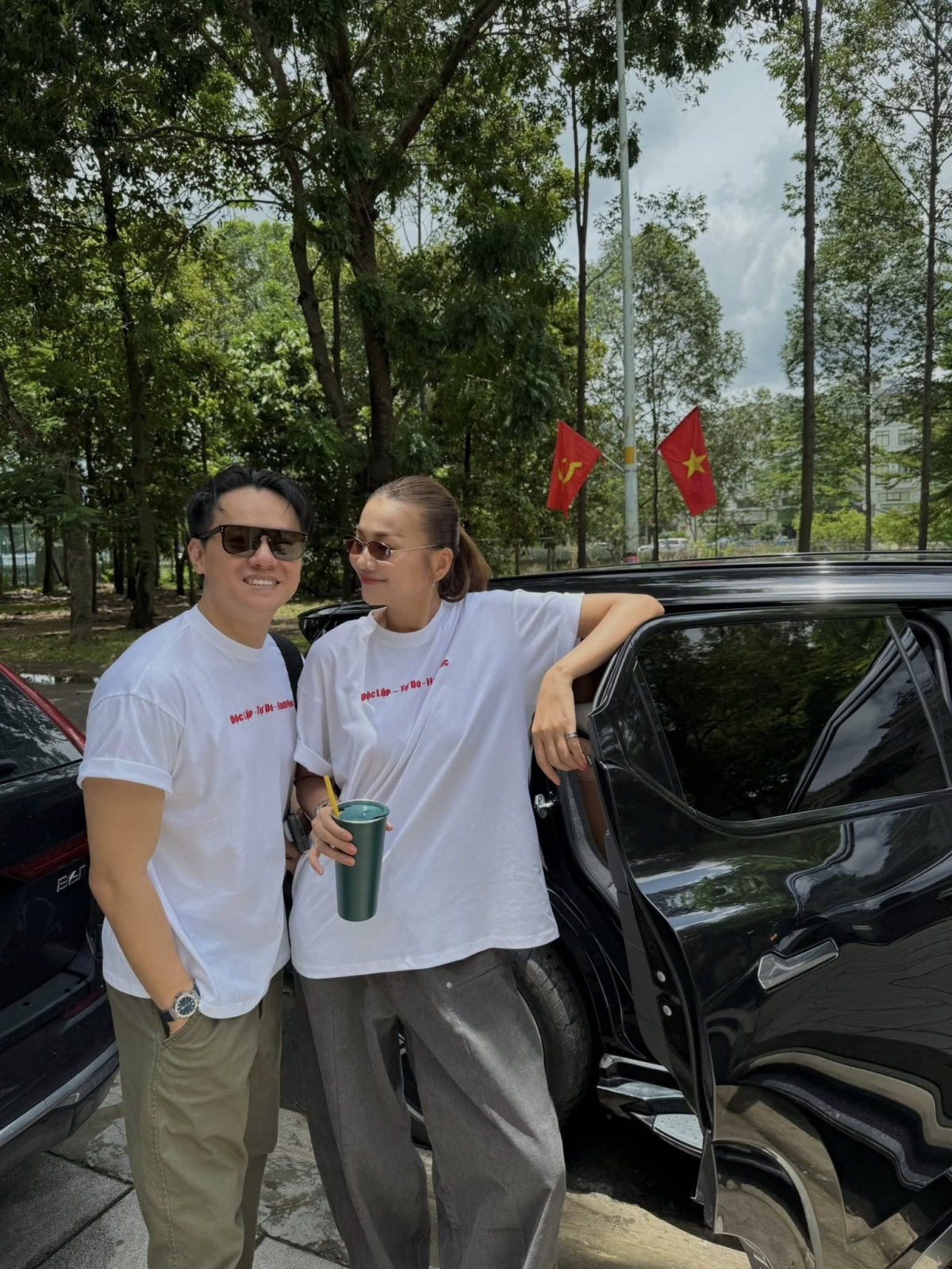 Thanh Hằng nhận mình và ông xã “như cặp đôi mới lớn” vì thích mặc áo đôi mỗi khi ra phố.