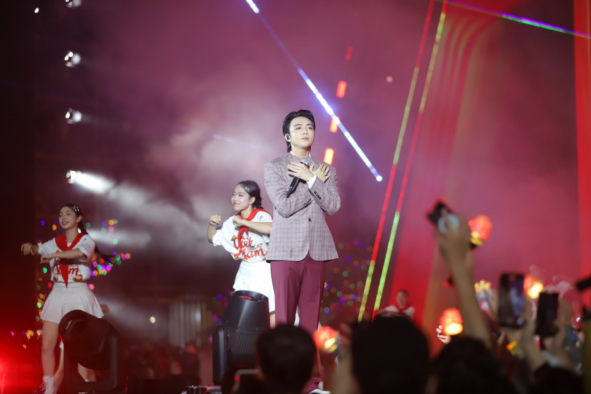 Soobin khép lại Concert "Việt Nam trong tôi" với 2 ca khúc "Tiến tới ước mơ" và "Trở về". Ảnh: Việt Hùng