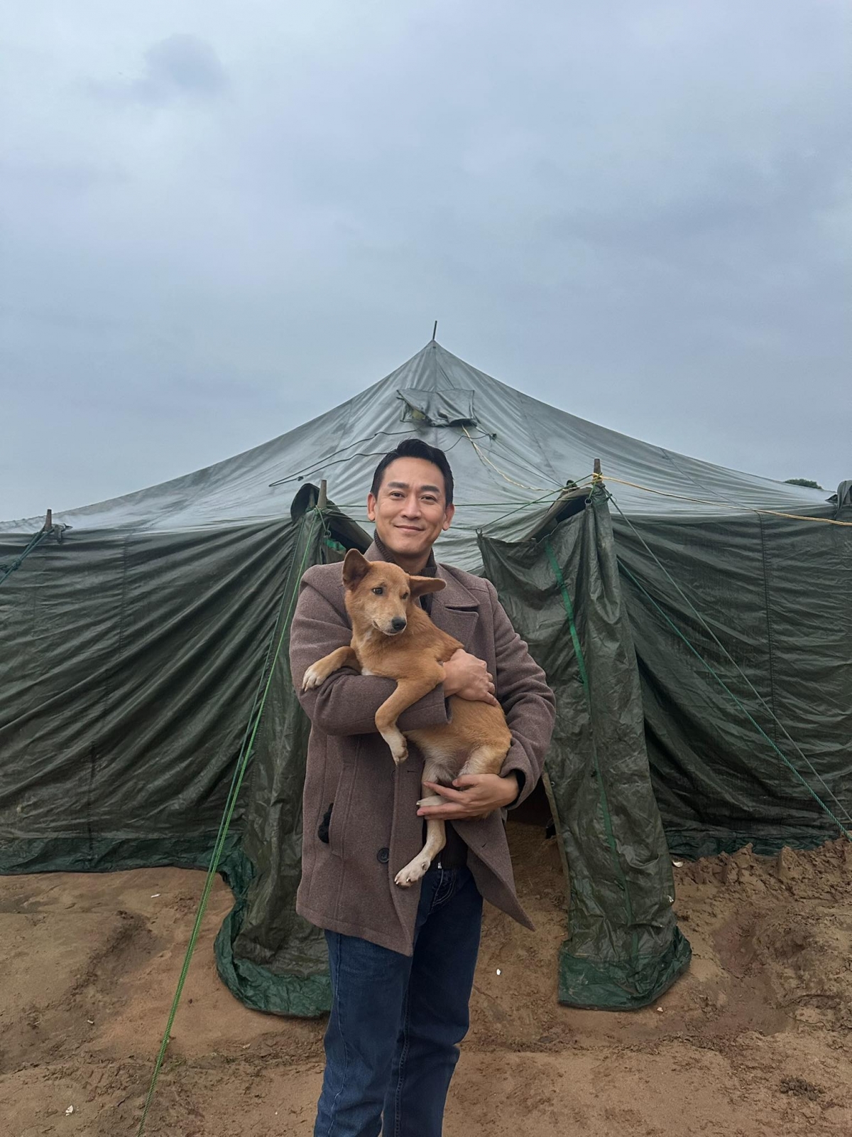 Diễn viên Hứa Vĩ Văn chia sẻ ảnh hậu trường khi quay phim "Mưa đỏ": “Những ngày quay ở Thành Cổ, tôi có người bạn dễ thương này. Đồng chí này cai quản bối cảnh 24/24”. (Nguồn: FBNV)