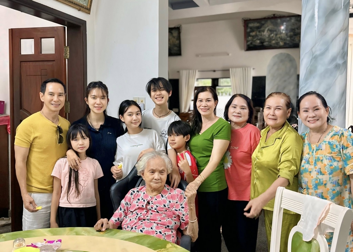 Vợ chồng Lý Hải – Minh Hà đưa các con về quê nội. Trước đó, nam đạo diễn vừa ra Hà Nội nhận bằng khen tại Lễ kỷ niệm 80 năm ngành Văn hóa về những đóng góp trong lĩnh vực điện ảnh.