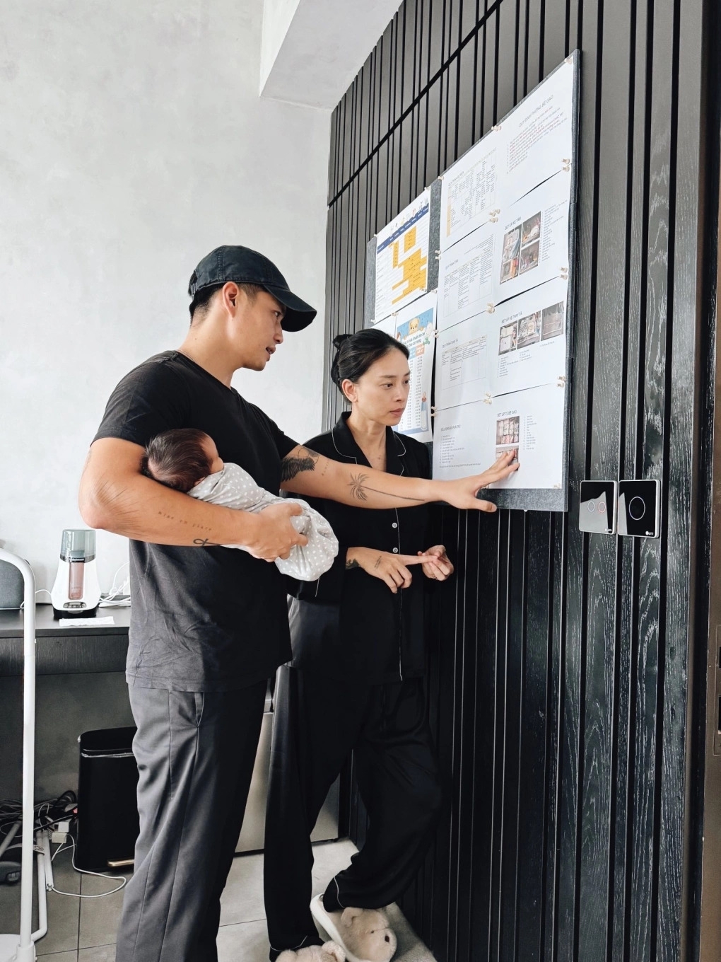 Sao Việt 21/8: Ngô Thanh Vân cho biết ông xã Huy Trần lên lịch chăm con rất kỹ lưỡng và việc chạy theo nếp sinh hoạt của con khiến cô thấy 'đuối hơn làm phim bom tấn'. Diễn viên cho rằng việc chuẩn bị kỹ lưỡng giúp cả nhà dễ dàng nắm bắt, ứng xử trong việc chăm sóc em bé.