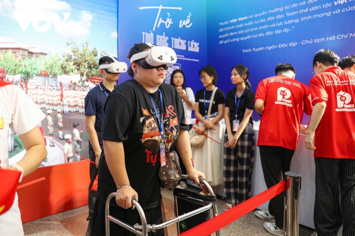 Người dân trải nghiệm "Trở về thời khắc thiêng liêng"