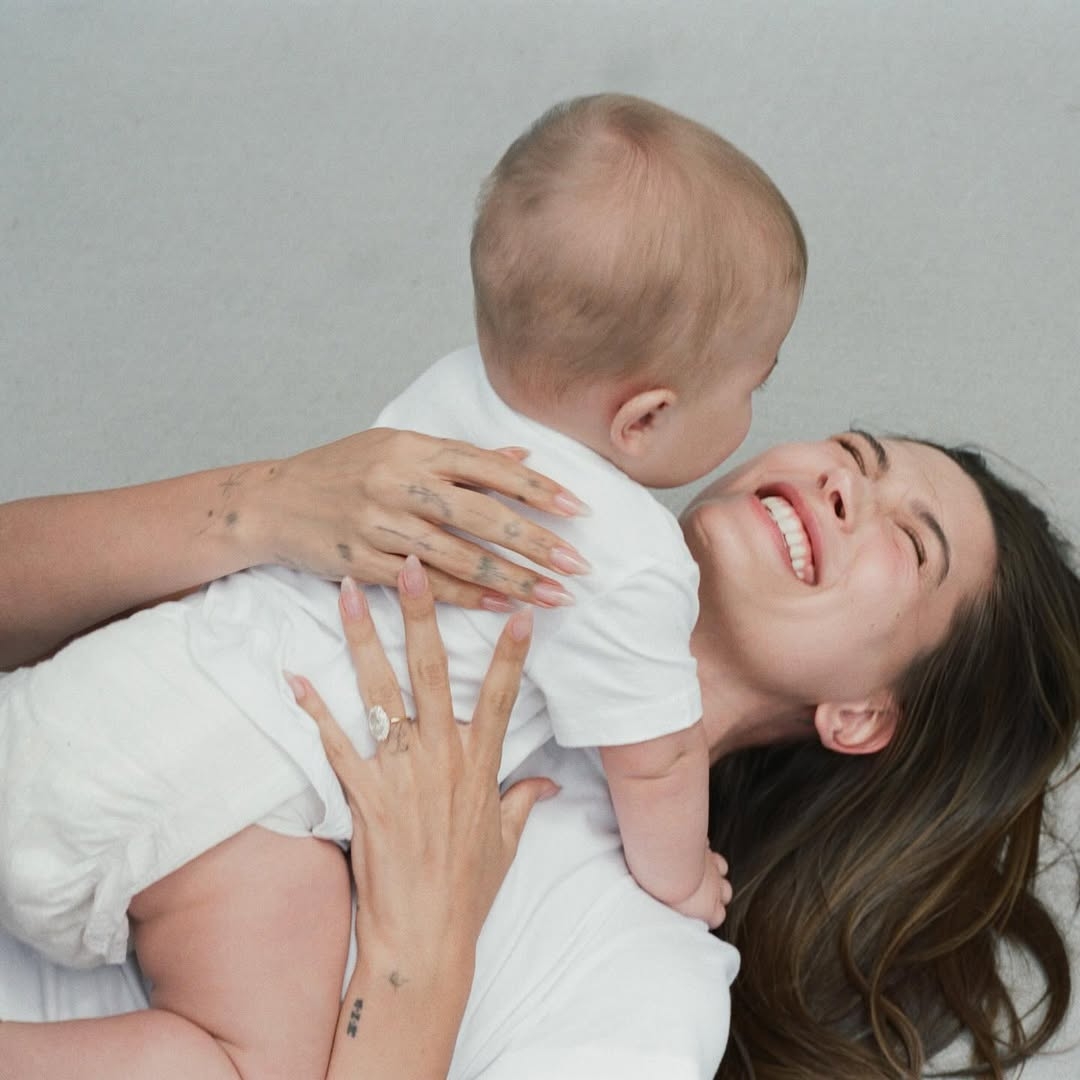 Hailey Bieber đăng tải những khoảnh khắc vui đùa bên con (Ảnh: IGNV)