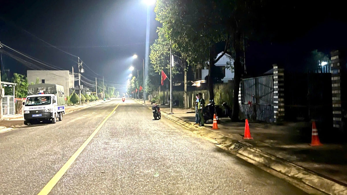 Công an khám nghiệm hiện trường (ảnh: CA)