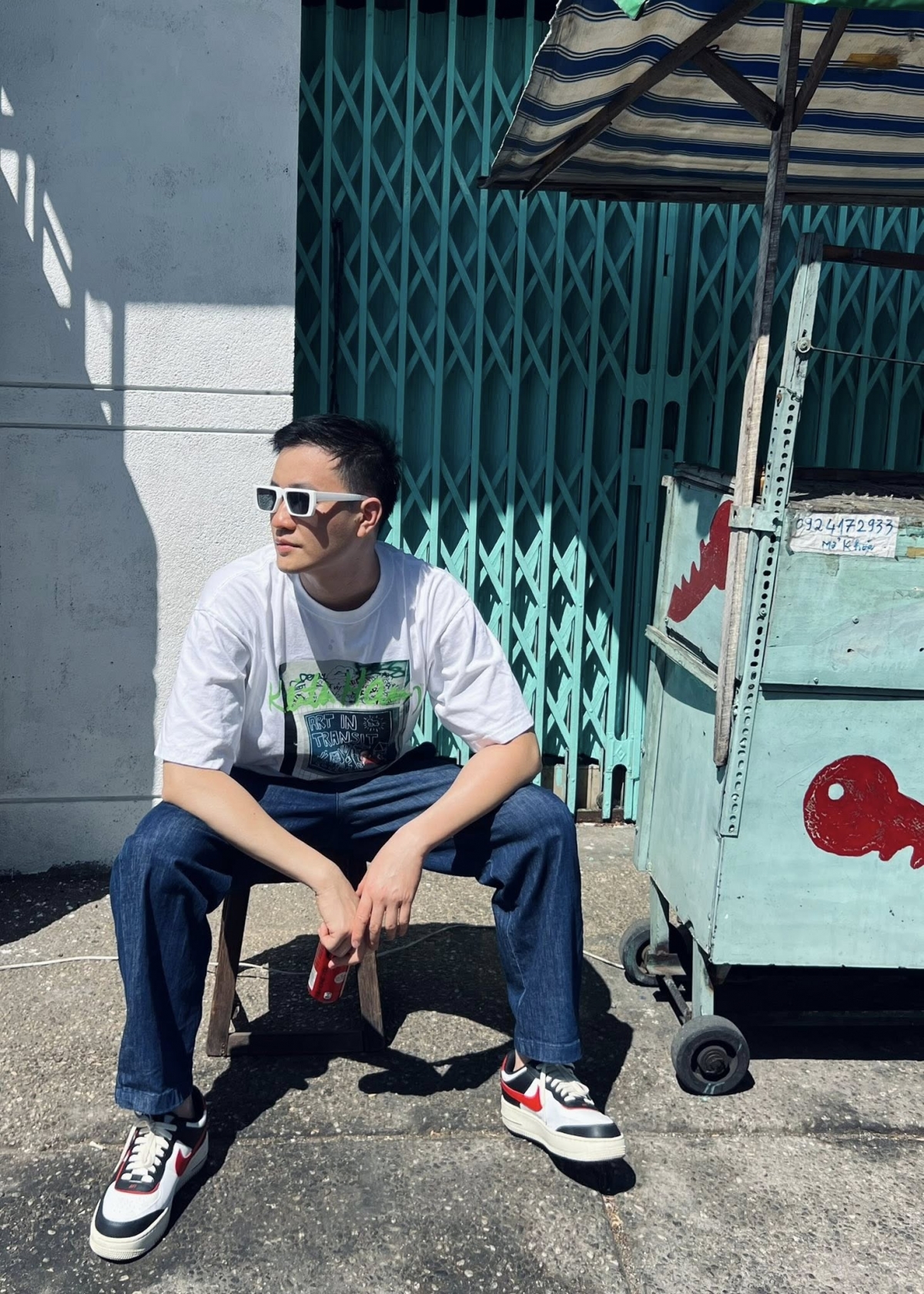 Lương Mạnh Hải đăng ảnh dạo phố cùng chú thích hài hước: “Cả nhà mình ơi, tôi đi ăn giỗ mà vẫn bị hỏi: Bao giờ mày cho cô chú ăn cỗ?”.