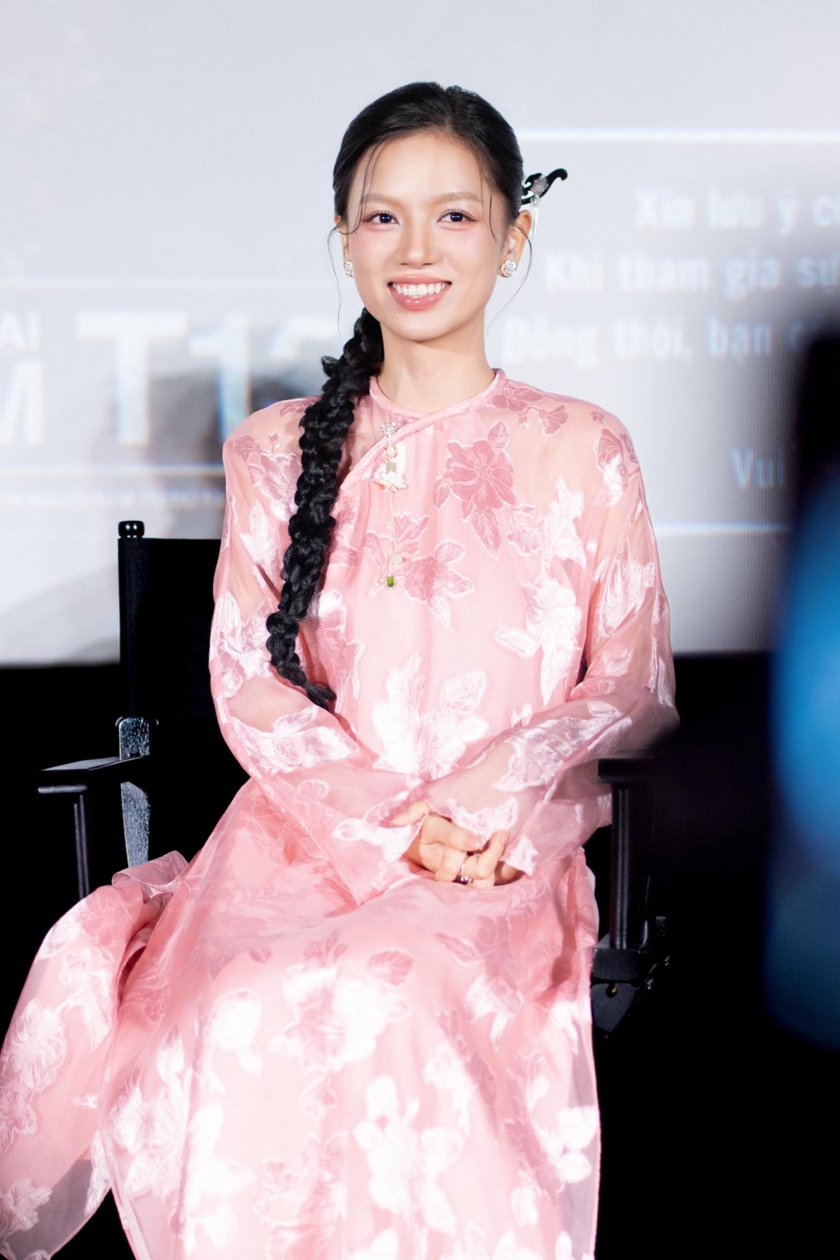 Hạ Anh sinh năm 1995, là gương mặt quen thuộc của màn ảnh phía Nam. Cô chiến thắng cuộc thi Ngôi sao thời trang năm 2011. Trước "Mưa đỏ", nữ diễn viên góp mặt trong nhiều dự án phim truyền hình và điện ảnh. Cô từng tham gia "Cả một đời ân oán", "Cô gái đến từ hôm qua", "Yêu đi, đừng sợ", "Chiếc vòng ngọc bích"... Hạ Anh cũng làm người mẫu ảnh, tham gia diễn xuất trong một số MV của ca sĩ Việt.