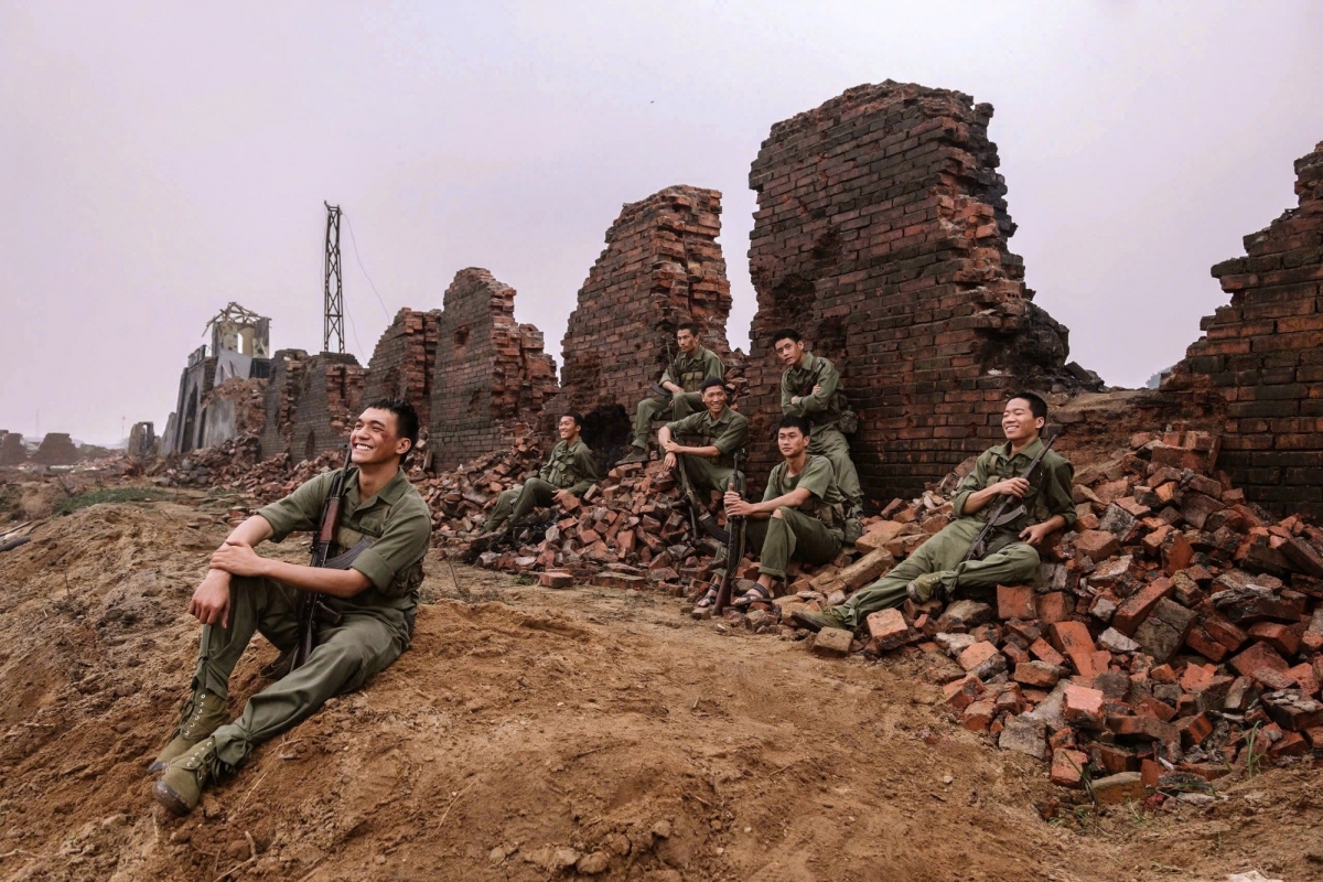 Cảnh trong phim "Mưa đỏ"