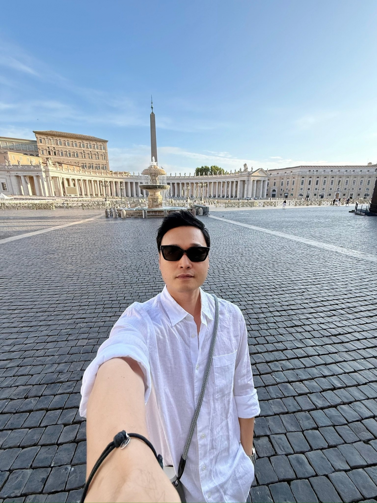 Ca sĩ Quang Vinh dạo chơi quanh Thành Vatican. “Vatican không chỉ là nơi tôn giáo, mà còn là một kho tàng nghệ thuật khổng lồ. Cùng xem vlog mới nhất của Vinh về quốc gia nhỏ bé nhất thế giới này nhé”, anh chia sẻ. (Nguồn: FBNV)