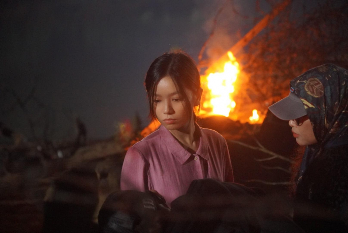 Phim "Mưa đỏ" đang nhận được sự quan tâm lớn từ khán giả. Sau chưa đầy 1 tuần khởi chiếu chính thức, tác phẩm của đạo diễn Đặng Thái Huyền cán mốc doanh thu 200 tỷ đồng. Phim lấy cảm hứng và hư cấu từ sự kiện 81 ngày đêm chiến đấu kiên cường của quân và dân ta bảo vệ Thành cổ Quảng Trị năm 1972 – một trận đánh đã trở thành biểu tượng của khát vọng độc lập, tự do và thống nhất đất nước. Giữa khung cảnh chiến tranh khốc liệt, nơi những người đàn ông rắn rỏi chiếm lĩnh màn ảnh, nhân vật cô lái đò Hồng xuất hiện như một nét dịu dàng, giàu cảm xúc. Vai diễn này do diễn viên Hạ Anh đảm nhận.