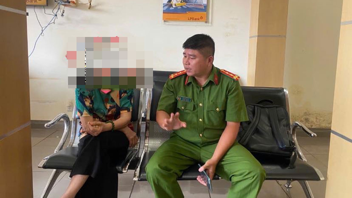 Công an giải thích về hành vi lừa đảo của các nhóm đối tượng để bà T. hiểu, phòng tránh