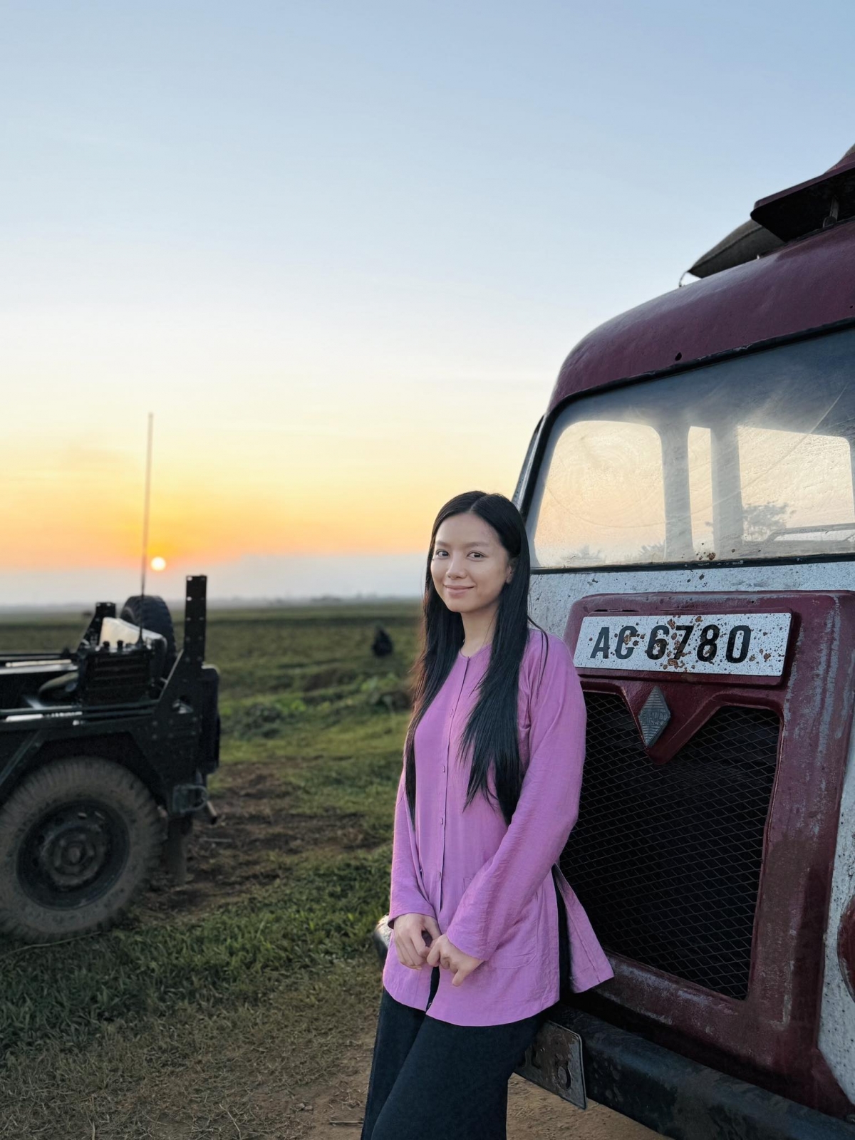 Nhân vật Hồng là bóng hồng trong "Mưa đỏ". Hồng tìm cách vượt qua mọi khó khăn để đưa các chiến sĩ qua sông. Trong phim, ngay từ lần đầu gặp gỡ, Hồng và Cường (Nhật Hoàng) đã dành cho nhau tình cảm đặc biệt. Giữa bom đạn của chiến tranh, cả hai phải chứng kiến nhiều mất mát trên chiến trường. Cường luôn luôn mang theo bên mình chiếc khăn của Hồng một lời nhắc nhở và điểm tựa tinh thần.