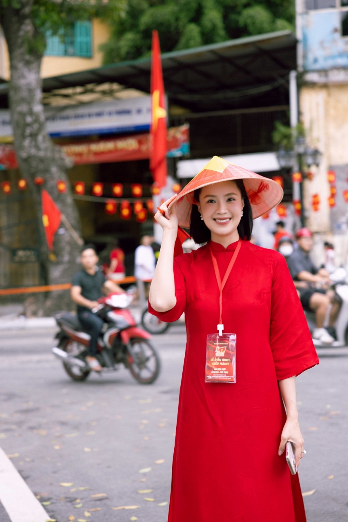 Diễn viên Hồng Diễm viết: "Trời thương đã ủng hộ cho buổi hợp luyện lần 2 - A80 diễn ra thuận lợi, thời tiết mát mẻ! Trân trọng cảm ơn tình cảm của bà con, người dân yêu thương ủng hộ cho Diễm và các đại biểu trong khối Văn Hoá - Thể Thao ạ".