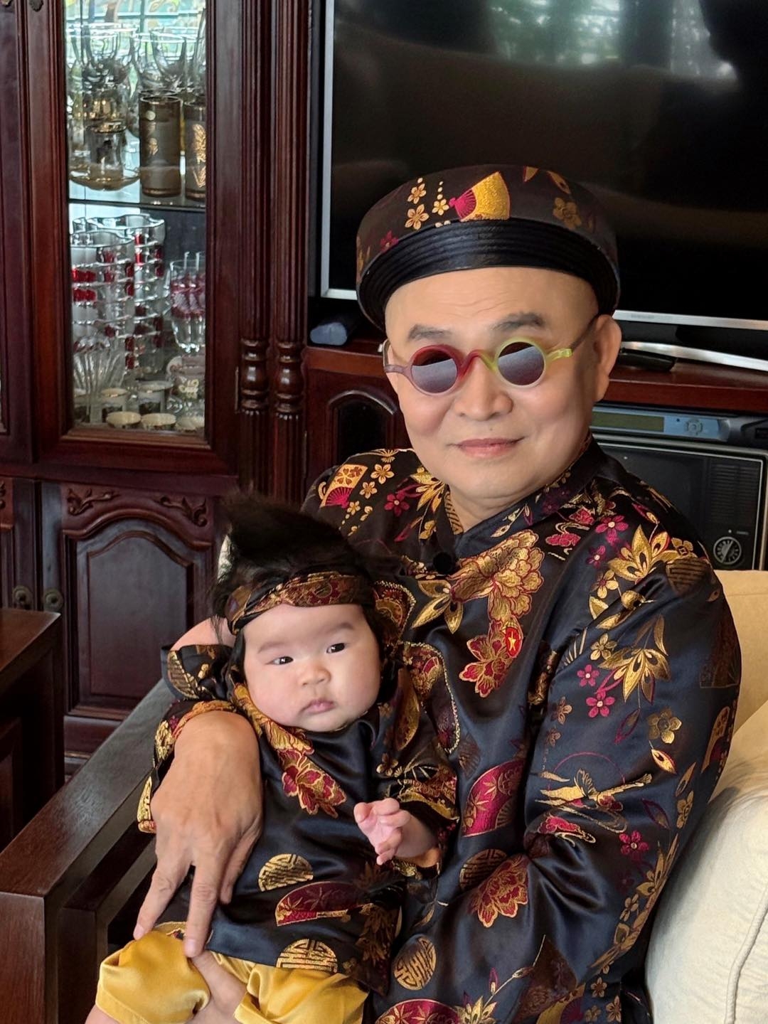 Nghệ sĩ Xuân Hinh cùng cháu may áo dài mới, chuẩn bị đón chào lễ Quốc khánh 2/9. “Hai ông cháu may mấy bộ áo dài mới đi chơi Quốc khánh đây ạ. Đẹp không cả nhà”, nam nghệ sĩ viết.