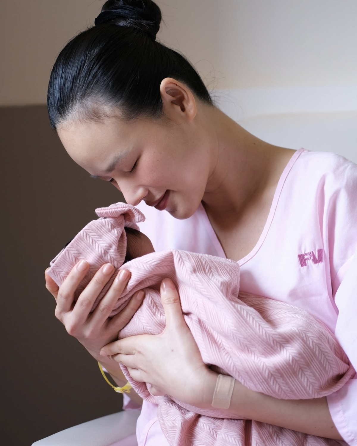 Người mẫu Tuyết Lan thông báo đã sinh con gái đầu lòng tại một bệnh viện quốc tế ở TP.HCM. Tuyết Lan nói vợ chồng cô vỡ òa trong khoảnh khắc con gái chào đời, cảm nhận hạnh phúc hôn nhân thêm trọn vẹn. Cô biết ơn chồng luôn đã đồng hành suốt quá trình mang thai và sinh nở. “Chào con yêu đến với thế giới này. Từ nay, thế giới của bố mẹ có thêm mặt trời nhỏ xinh rồi nhé”, người đẹp chia sẻ. (Nguồn: FBNV)