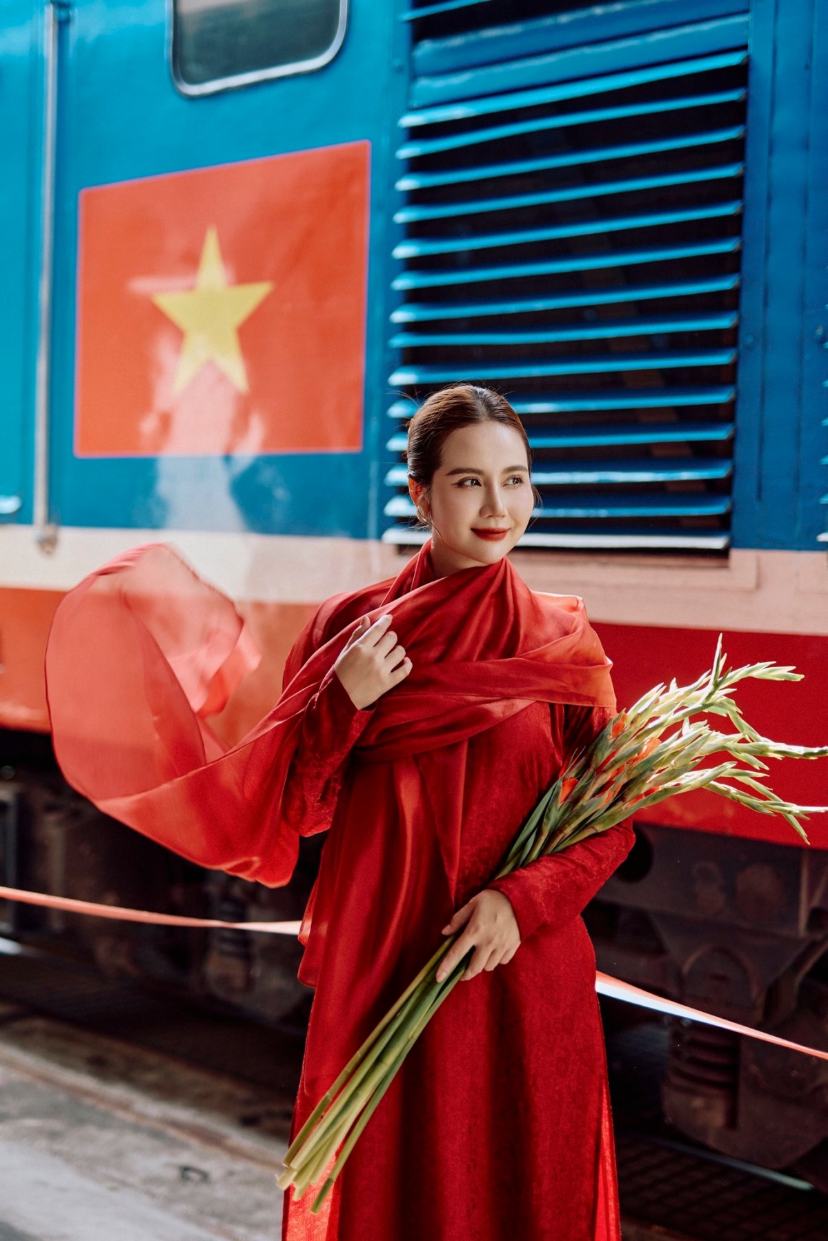 Huyền Lizzie chia sẻ loạt hình ảnh diện áo dài đỏ rực rỡ, kết hợp cùng chiếc nón lá. Nữ diễn viên chia sẻ đầy cảm xúc: "Cờ đỏ sao vàng mang dáng hình đất nước. Tuổi trẻ hôm nay giữ khát vọng non sông. Ngọn lửa niềm tin trao truyền bao thế hệ. Soi bước ta đi theo lý tưởng sáng ngời. 80 năm Quốc Khánh 2/9".