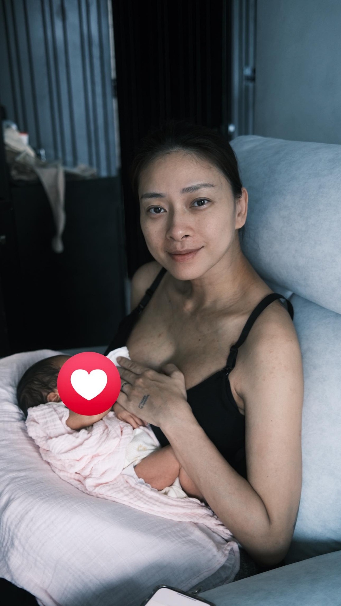 Ngô Thanh Vân chia sẻ khoảnh khắc cho con bú. Cô tâm sự: “Cho con bú không chỉ là nuôi con bằng sữa. Mà là nuôi con bằng chính sự sống của mẹ”.