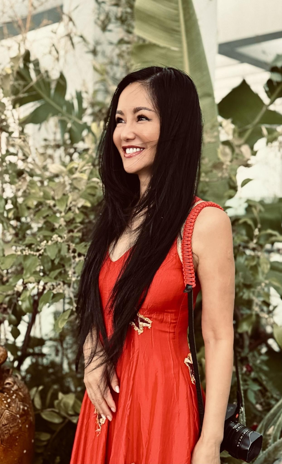 Ca sĩ Hồng Nhung diện lại chiếc đầm đỏ 30 năm tuổi chuẩn bị cho các hoạt động biểu diễn mừng Quốc khánh 2/9.